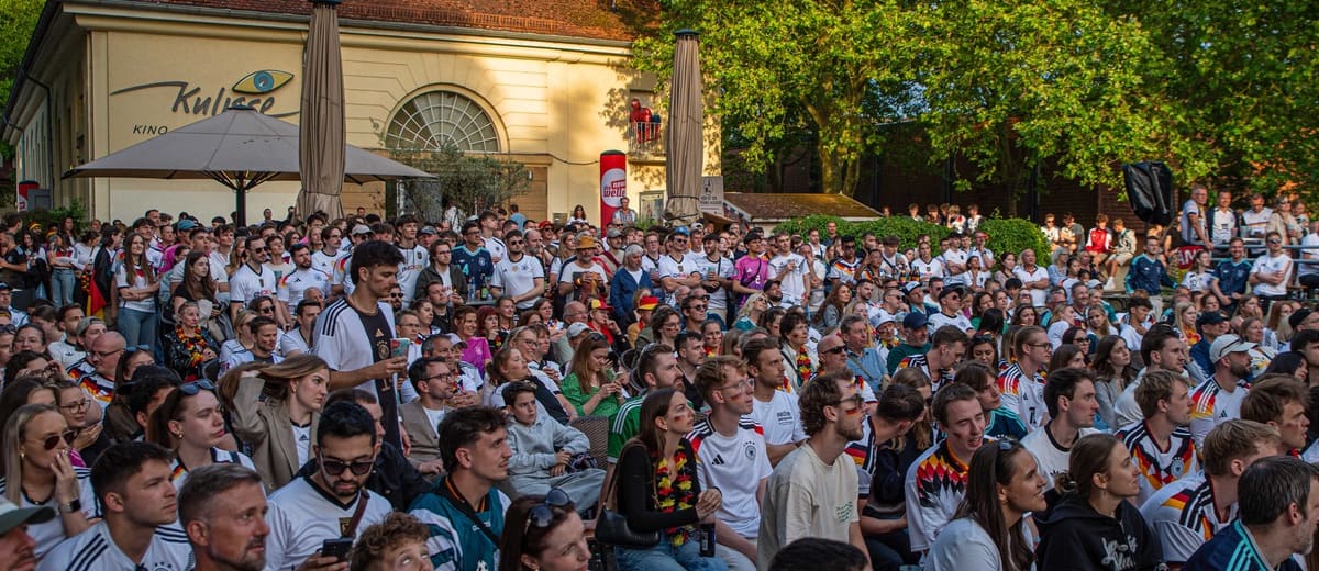 Volle Arena vor dem Kulisse Kino Ettlingen