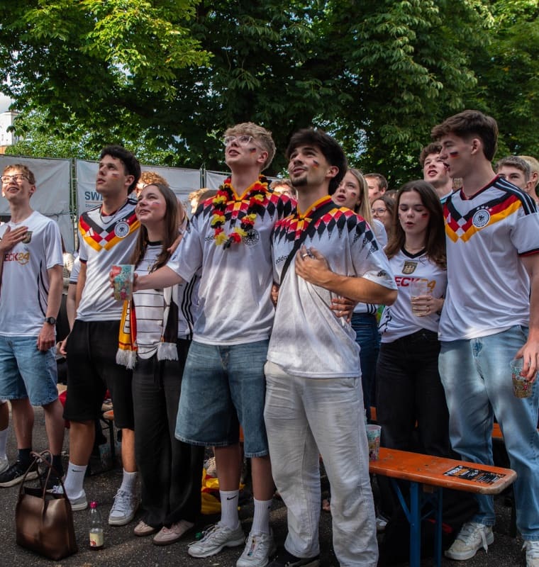 Fans in Deutschland-Trikots singen die Hymne