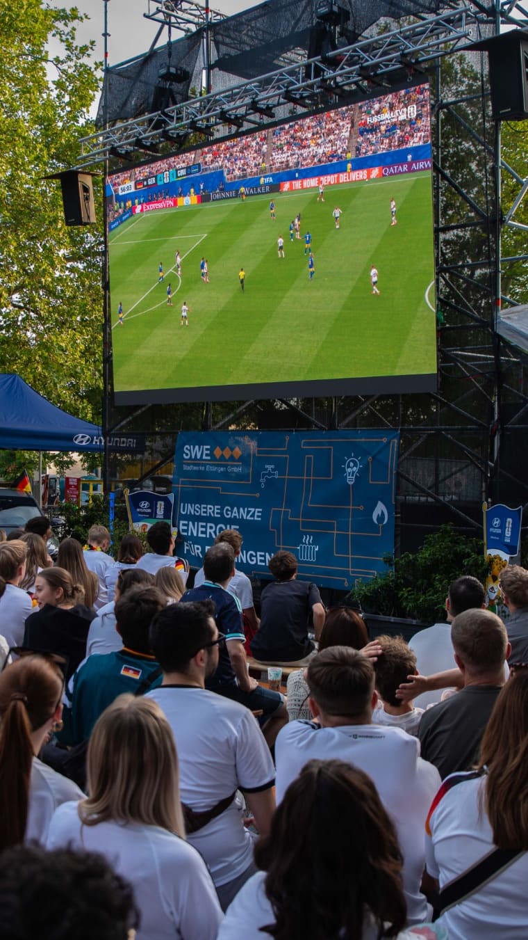 Die große LCD-Leinwand auf dem Dickhäuterplatz mit Public-Viewing-Publikum